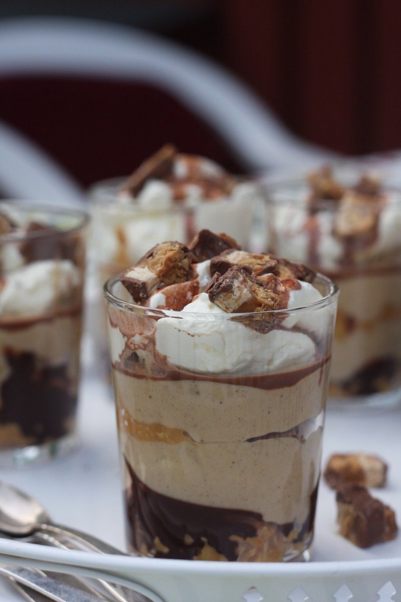 Snickersdröm – cheesecake i glas tartapatarta.annikaforsell.se/2016/05/25/sni…