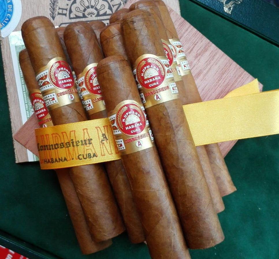 CigarsMyLife's tweet photo. H. Upmann Conossieur A | Nice Wednesday! #cigars #upmann #cigarofthenight #cigarslover #ha… https://t.co/NqwzYqk48j https://t.co/v6w4slX7XE