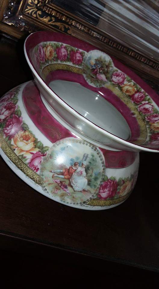 ANTIQUISIMOO's tweet photo. Escupideras de porcelana,  origen Alemán https://t.co/a0PTfQZKmF