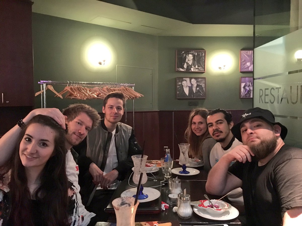 janmeyer's tweet photo. Wir haben alle Bauchschmerzen vom Eis essen 🙆 https://t.co/BhVfmWLmBk