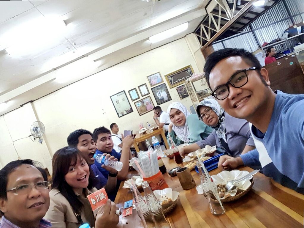ren4ldo's tweet photo. Mendarat dengan cantik di Bali demi nikahan kembangnya GT @ayukusumawardha 😊 @rezaaldi @muhaml77 @yopifernandes https://t.co/tT0usDyP89