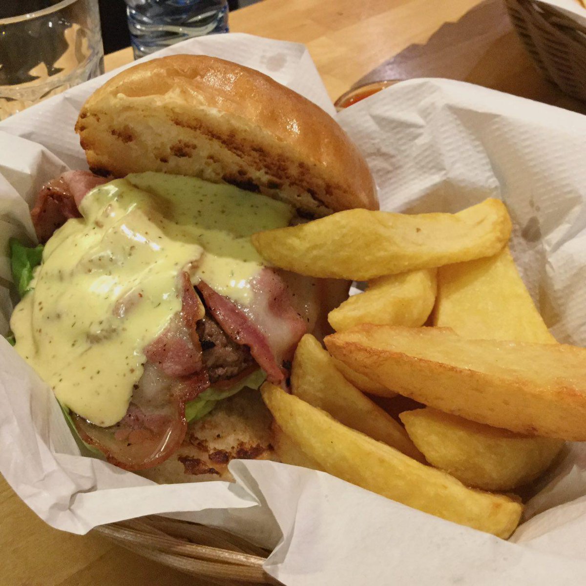 NoSoloFoodies's tweet photo. Pues nada, aquí pasándolo mal 😎
👉 Burger de buey con salsita de mostaza y eneldo ➕ bacon.
#Nosolofoodies #BCN https://t.co/M16BTxLE9o