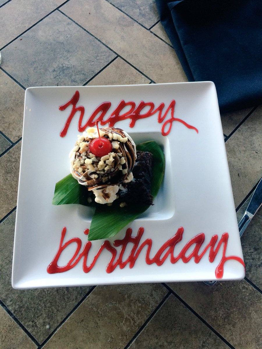 TaffyRoman's tweet photo. Prettiest free birthday desert I've ever seen. #SamChoy #Hickam #JBPHH https://t.co/4J5fqmG7rF