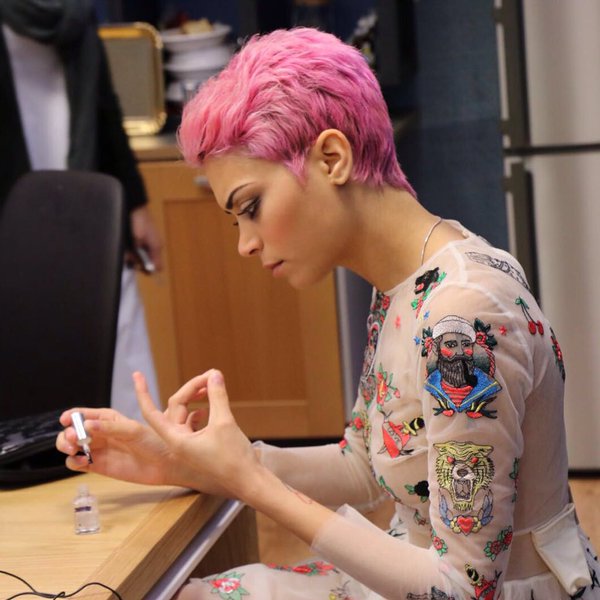 blu_squadra's tweet photo. Ultimi e ritocchi e si va! Siete gia sintonizzati su Canale 5? #Amici15 https://t.co/UkE1KM505s