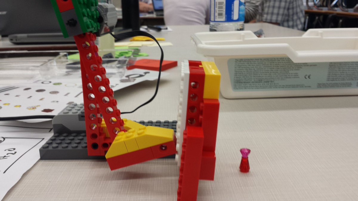 Alexander1Ej's tweet image. #DRiVescience #TVDSB #CODErobotics WeDo 1.0 one solution for protecting the diamond!