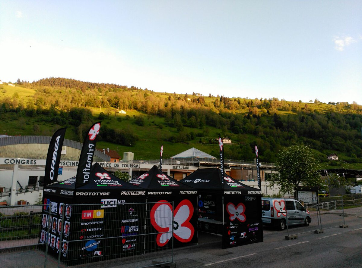 El 'hogar' de los Primaflor-Orbea ya luce en La Bresse. Preparados para el nuevo asalto en Copa del Mundo.