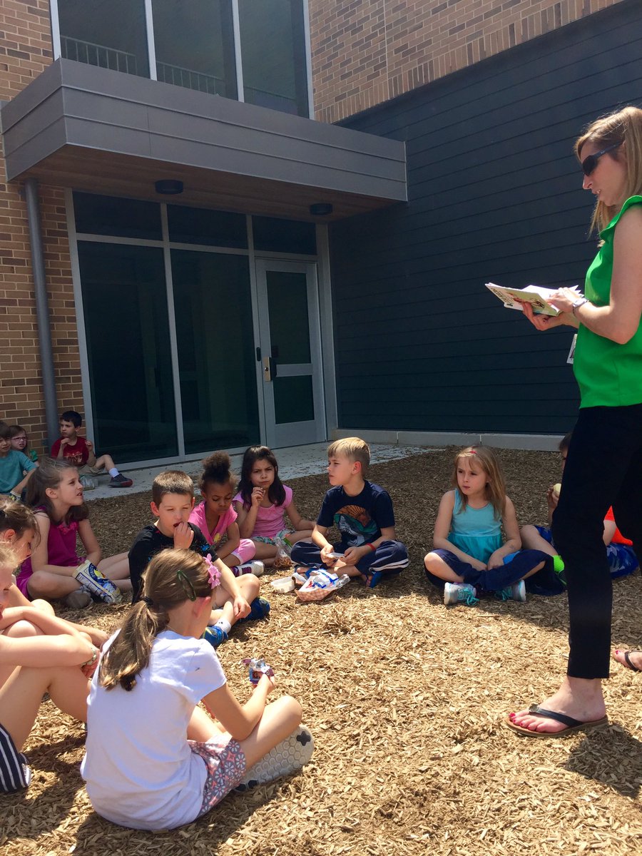 ms_stuver's tweet photo. Owls listening to a great read, snacking, &amp; enjoying the sunshine! #nowallslearning @LeslieWrightDES @DiscoveryAPS https://t.co/BuE3QqSNG5