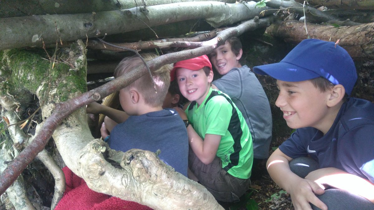 Mr_RBond's tweet photo. Great team work constructing our group shelters https://t.co/s1gR084dXg