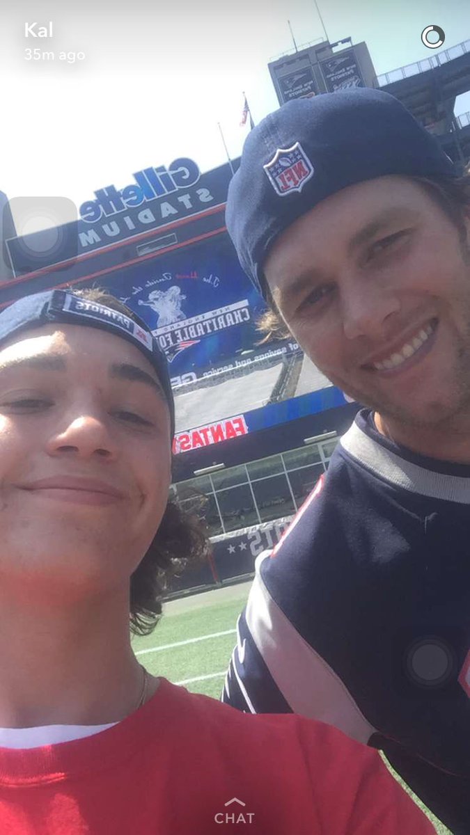 dontshootheMESS's tweet photo. today TB taught me how to throw the perfect spiral, I met the entire team, and had the best day ever https://t.co/ZGDzSCMTOt
