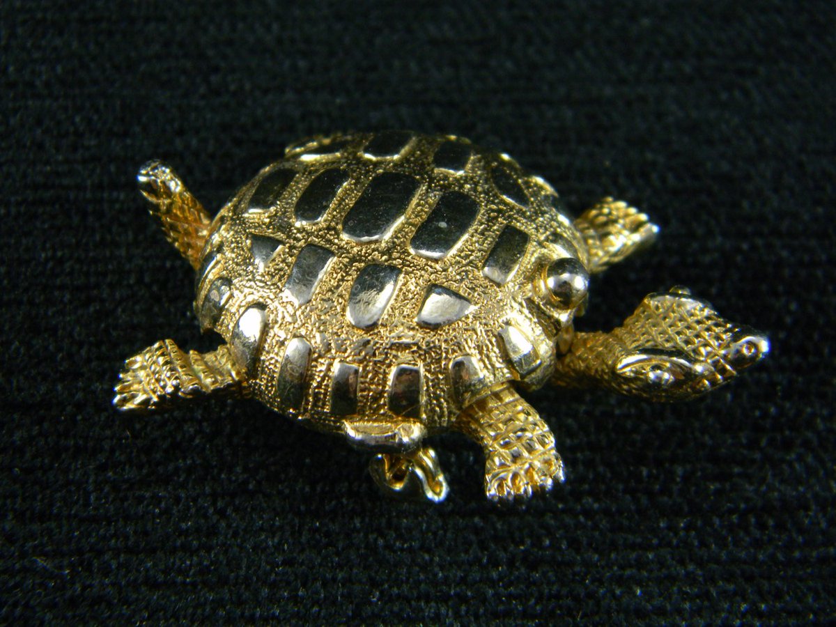 vogelhausvintag's tweet photo. Helena Rubenstein Turtle perfume compact brooch Private Island https://t.co/D2bPaUAdt9 #Etsy #PerfumeCompact https://t.co/Z6STcknngw
