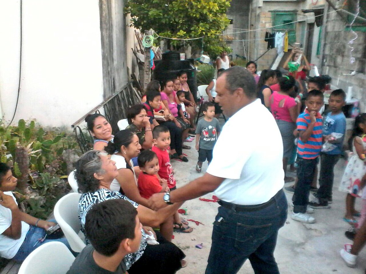 noemartineznov's tweet photo. Llevando los Compromisos del @PRI_Qroo y todos sus candidatos a la colonia Zazilha @MauricioGongora @filimartinezok https://t.co/svNI4sECqS