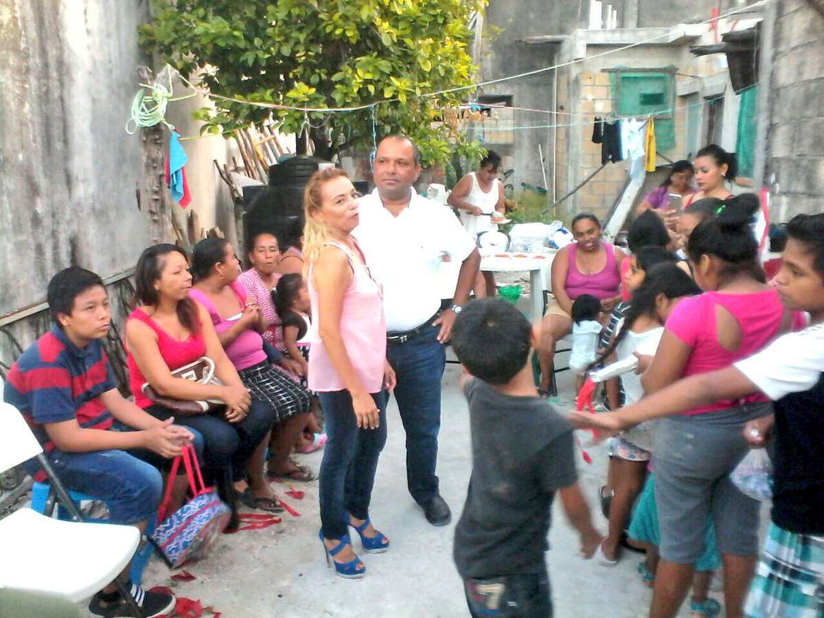 noemartineznov's tweet photo. Llevando los Compromisos del @PRI_Qroo y todos sus candidatos a la colonia Zazilha @MauricioGongora @filimartinezok https://t.co/svNI4sECqS