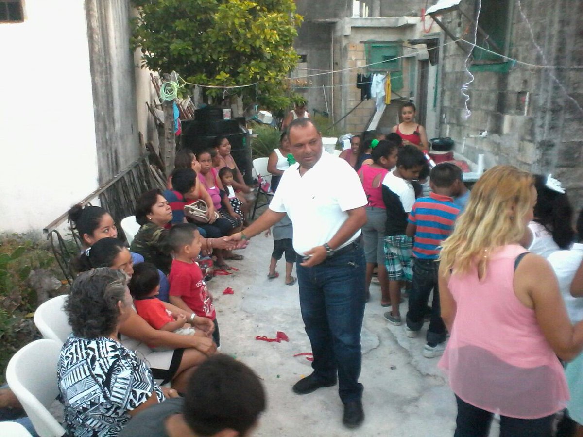 noemartineznov's tweet photo. Llevando los Compromisos del @PRI_Qroo y todos sus candidatos a la colonia Zazilha @MauricioGongora @filimartinezok https://t.co/svNI4sECqS