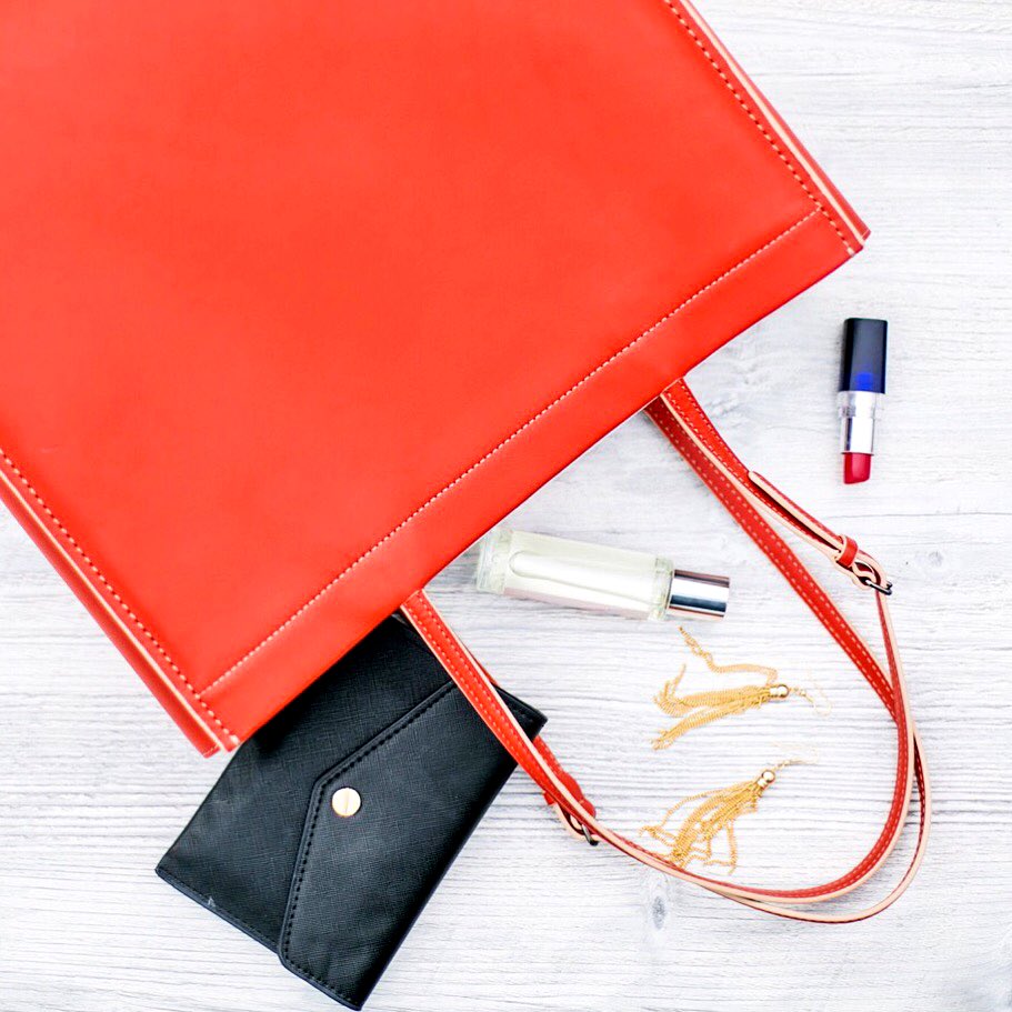 PolishedAve's tweet photo. @Coach skinny tote essentials. ❤️ #coachspring2016 https://t.co/bIdUjjx01R