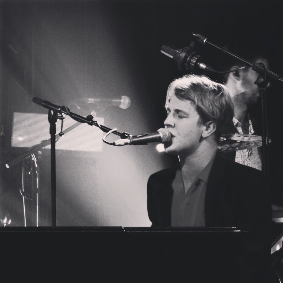 AmazonMusicUK's tweet photo. What a wonderful performance of #Somehow by @tompeterodell @AIRStudios for #AmazonFrontRow https://t.co/sfZpr7ZP6I