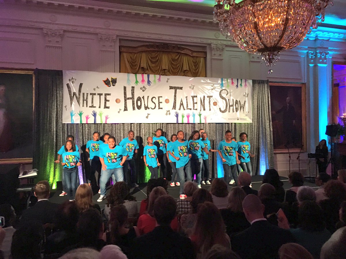 TurnaroundArts's tweet photo. RT @FLOTUS: "When I'm on stage I feel like anything is possible." Students from @NYCSchools take the stage!  https://t.co/kh4tQUTGxZ