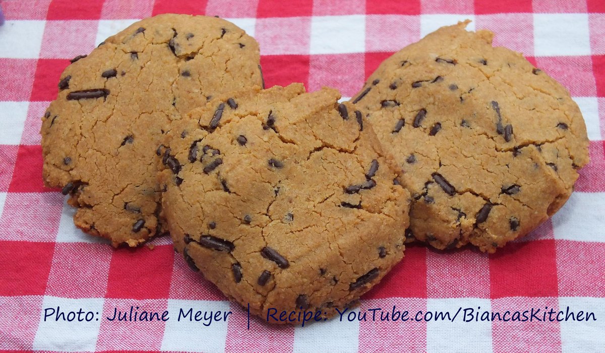 BiancasKitchn's tweet photo. Juliane Meyer's #ChocolateSprinkle version of my #PeanutButterCookies (#recipe: https://t.co/0v4w26gDAL) #vegan #yum https://t.co/k720F7vghR
