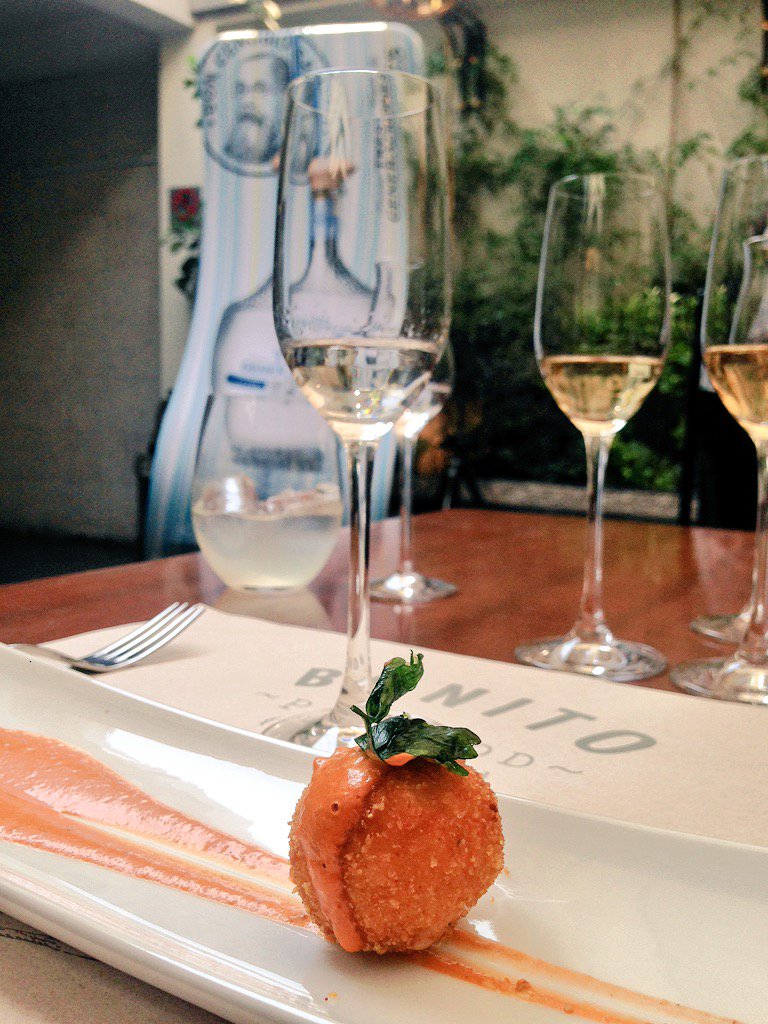 LaFadelaFu's tweet photo. El chef Carrillo de @BonitoPopFood San Ángel, inicia #SensacionesCítricas con un arancini y Tequila @T3Generaciones https://t.co/my9XTXAAD8