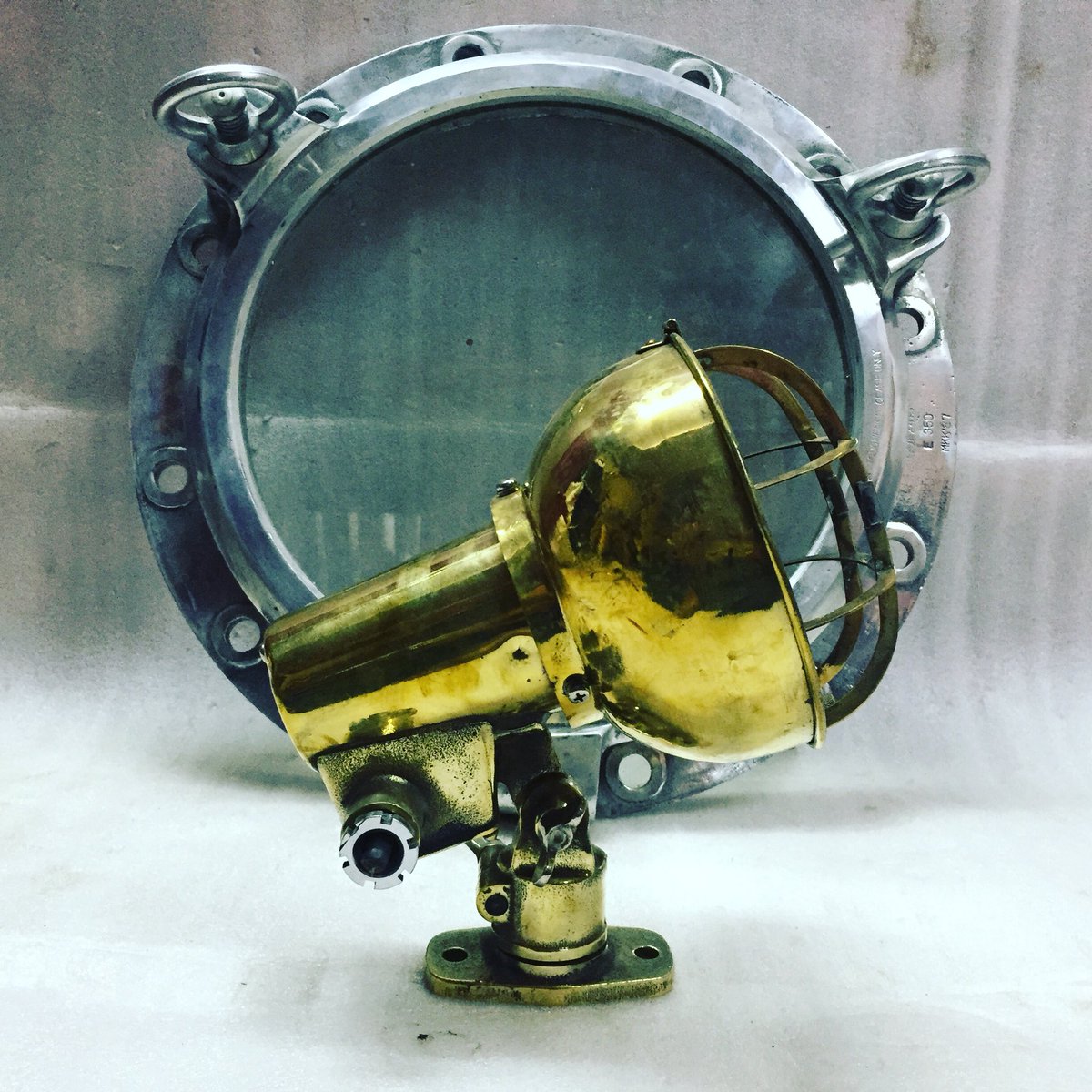 MubeenQureshi11's tweet photo. #shipslights #industraillighting #antiques #shiplover #vintagestyle #salvage #salvaged #boat #anchorlamp #boatlight https://t.co/0oyNOfYstd
