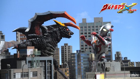 ウルトラマンX』第1話で怪獣・デマーガに襲われ、自分の執筆回である