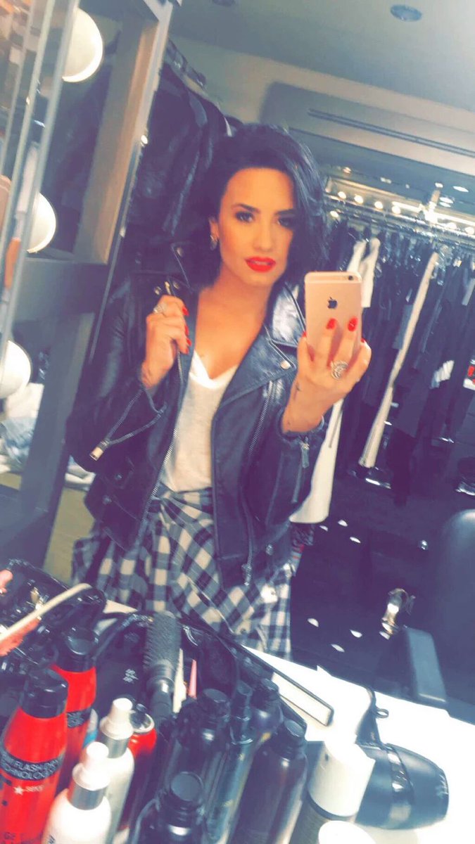 DelenaBrazil's tweet photo. Novas atualizações de Demi no Snapchat  (theddlovato)! https://t.co/9TJNJeXEbr