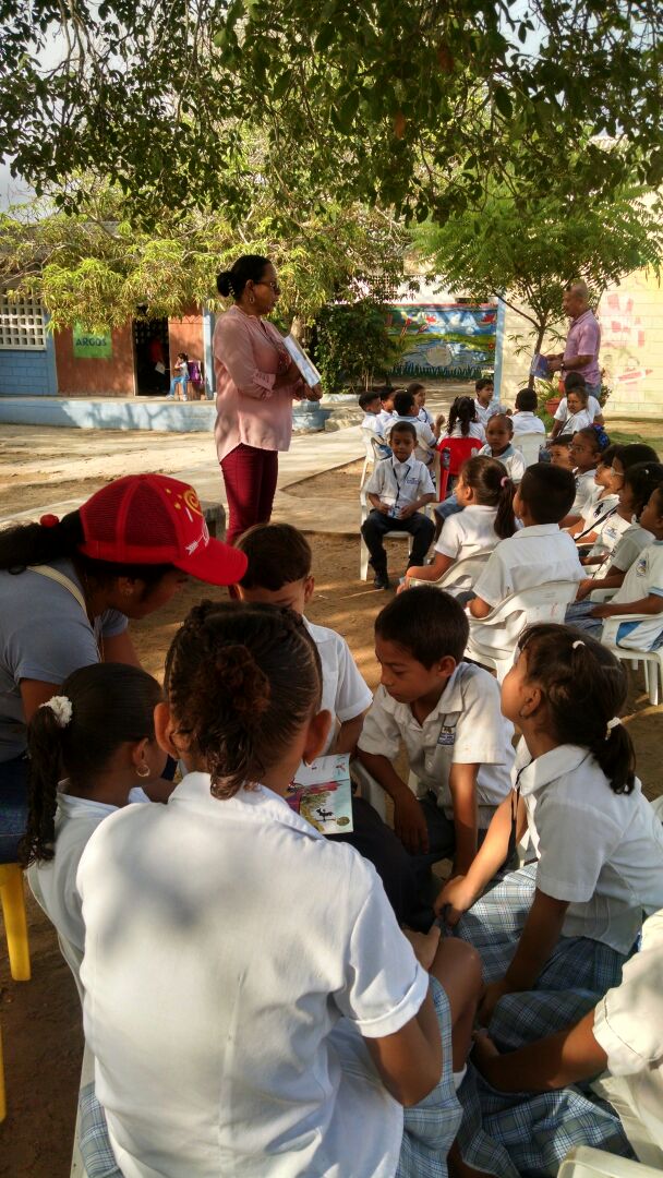 ietcfjcisneros's tweet photo. #SemanaE @Mineducacion todos los estudiantes, profesores y trabajadores del Cisnero en  metidos en el CUENTO https://t.co/yVzzrHcWi6