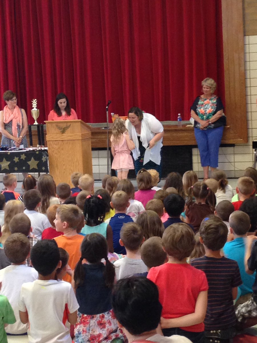 1katelinsmith's tweet photo. Stopped by Kenwood for awards' assembly for Kale. #fantasticfriendaward #friendtoeveryone #proudmom @mrsnicholsBGCS https://t.co/I5zI2wS36D