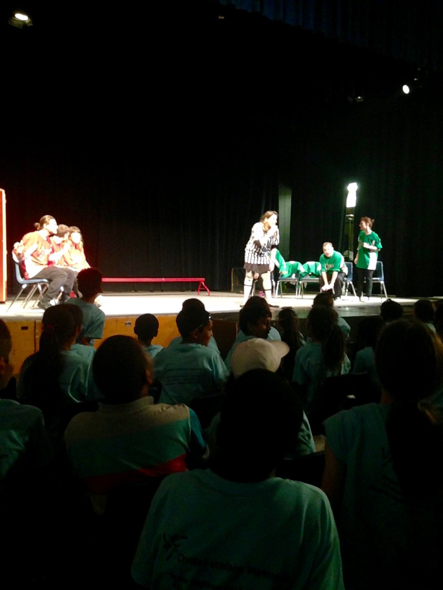 MonsieurBoris's tweet photo. La troupe des @ImprobablesTO invite les élèves de l'élémentaire sur scène pour improviser avec eux ! @CSViamonde https://t.co/sxd6tSeElq