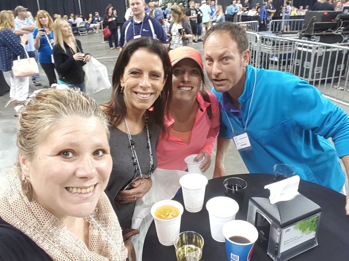 sdawnmeadows's tweet photo. #fsafood found some locals. https://t.co/3XvYvGmPaD