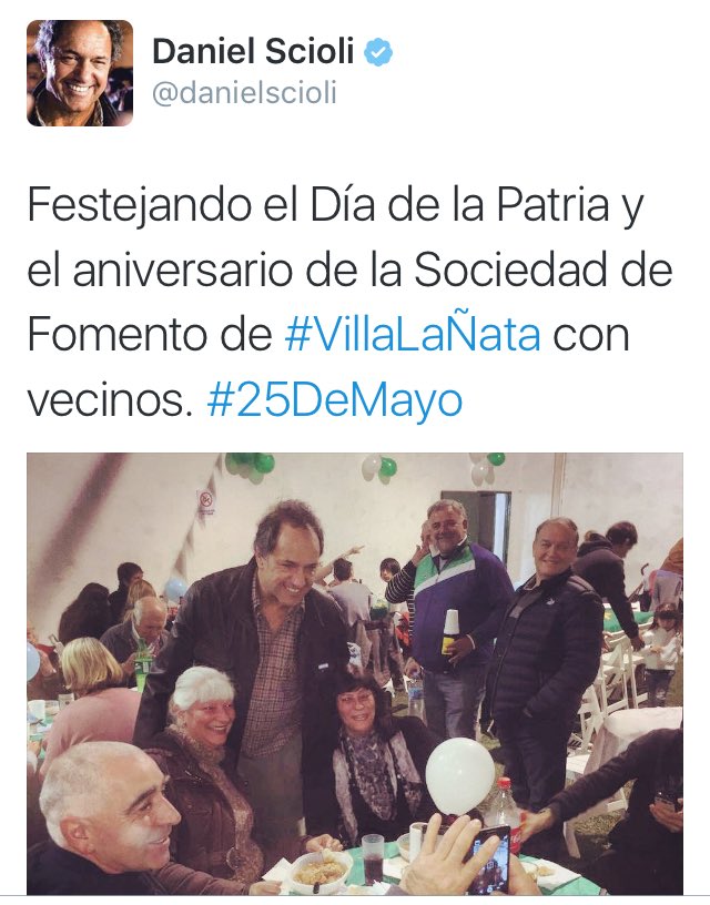 moka_sin's tweet photo. Pero mirá vos al que ponía carita repugnante cuando ellos lo besaban en campaña...empezó la #DOSmil17 sin ascor? https://t.co/ogTcB6EN6o