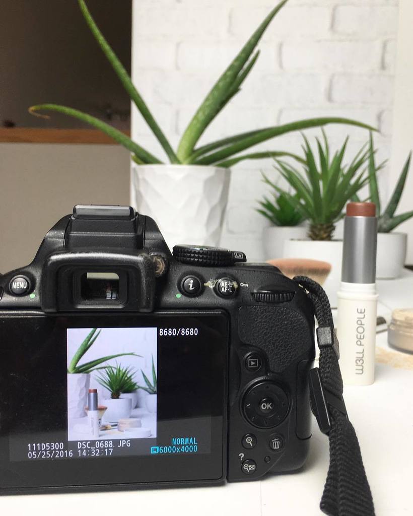 TheInnerWild's tweet photo. A happy afternoon playing with #nontoxic #natural makeup 👍🏻 #greenbeauty #bts #behindthesc… https://t.co/ofQwYs8ulX https://t.co/qmZXbIzZbu