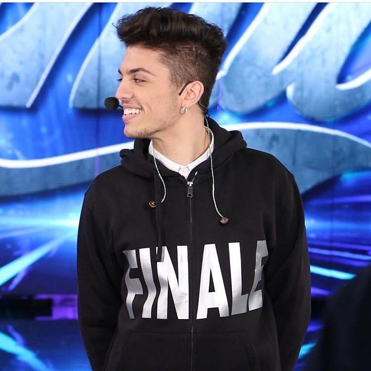lele_amici15's tweet photo. SEMPRE CON TE..❤UNICO👑
#lele #leleesposito #Amici15 #costruire #lastradaversocasa #haivintotu  @LeleUfficiale https://t.co/AOr2Vg6rkq