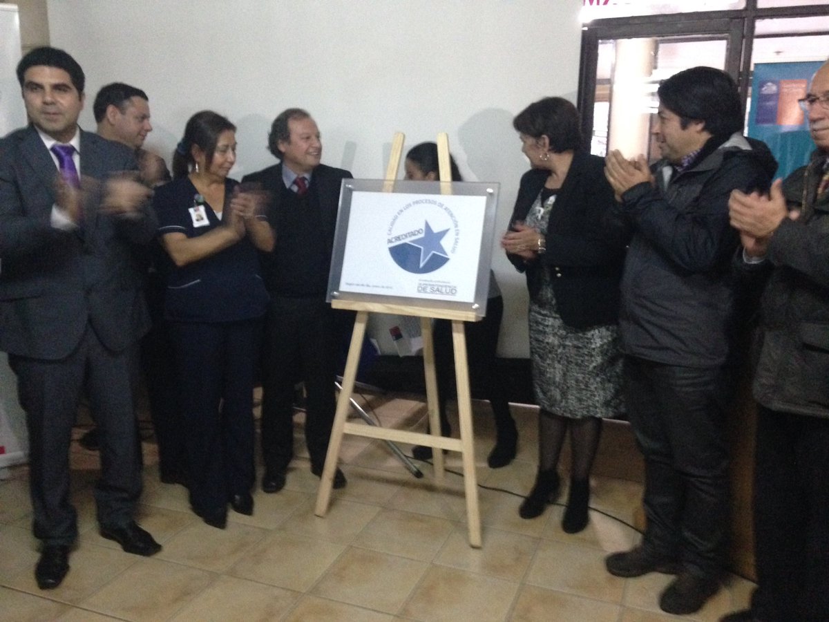 SSBiobio's tweet photo. Con gran emoción los funcionarios del Hospital de Mulchén recibe su estrella de la acreditación https://t.co/kZGDScH3kW