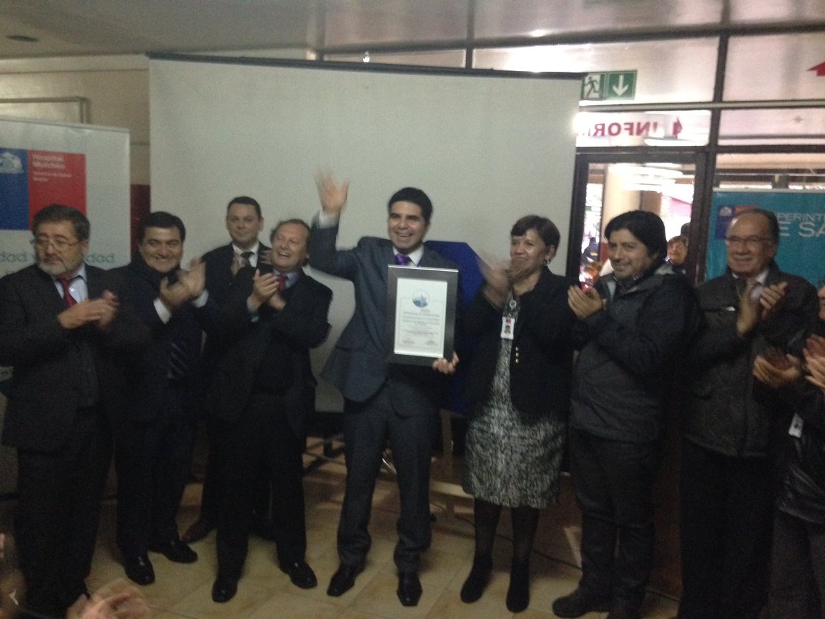 SSBiobio's tweet photo. Con gran emoción los funcionarios del Hospital de Mulchén recibe su estrella de la acreditación https://t.co/kZGDScH3kW