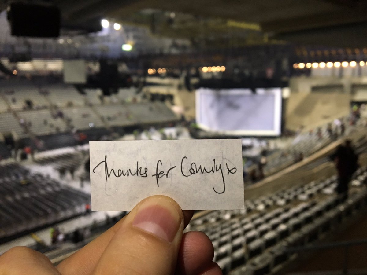 VixdelaTorre's tweet photo. La mejor manera de despedirse #AdeleBcn #AdeleLive2016 #50deLOS40 https://t.co/EpiNb1Hyys