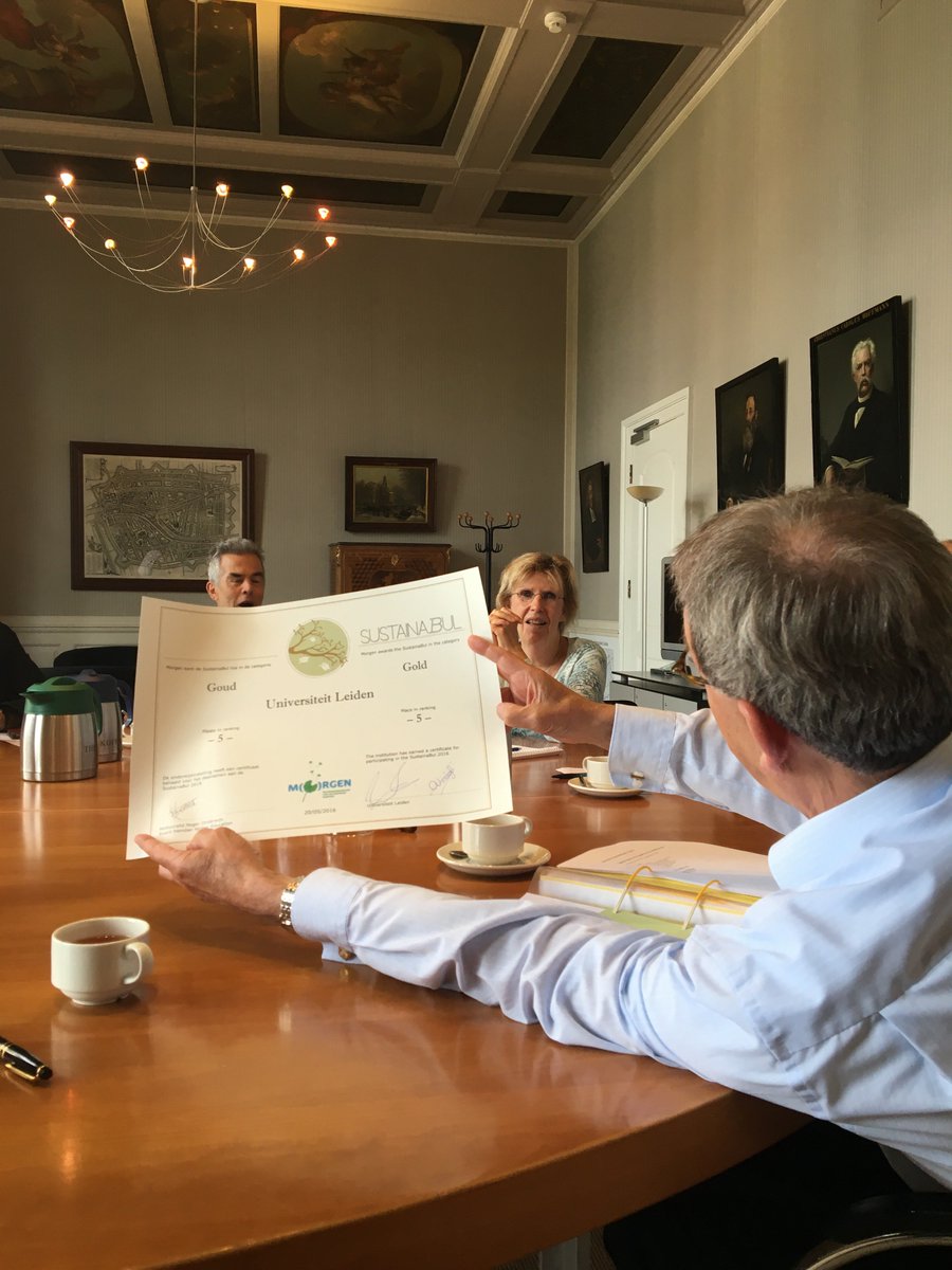 CarelStolker's tweet photo. College van bestuur @UniLeiden verguld met gouden @SustainaBul 
@GreenKeysLeiden https://t.co/o1NJdClpvC