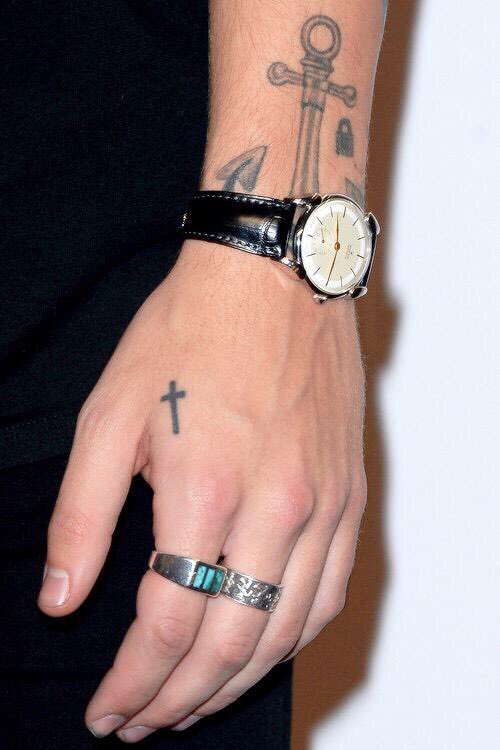 harryupdates__'s tweet photo. Harryは左手に十字架のタトゥーがありましたが、映画撮影のためか、メイクかなにかで消したようです💭 https://t.co/8JGYTHx14u