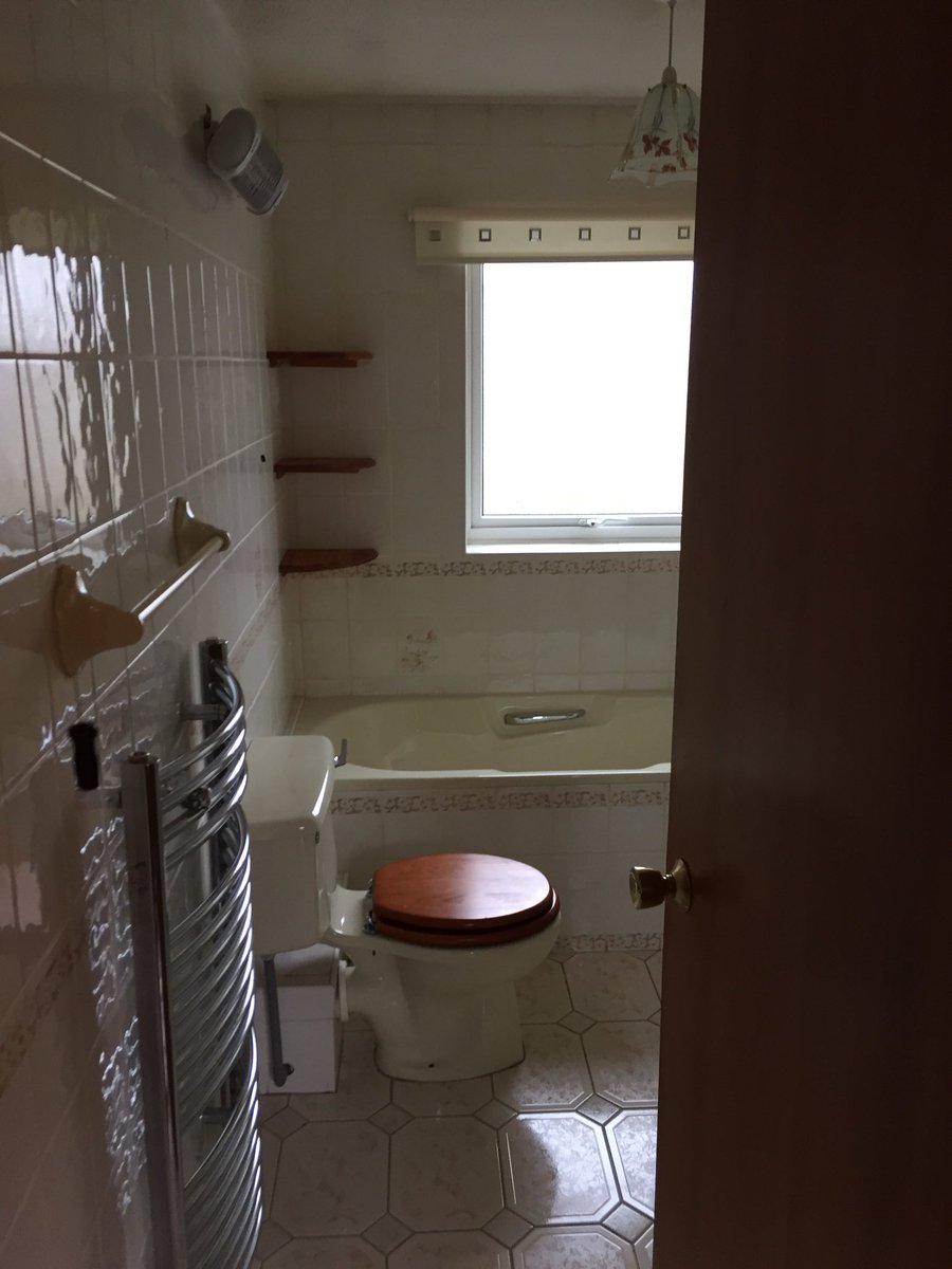 mattystabs03's tweet photo. Bathroom just been finished, before and after photos, message my for any free quotes 🚿🚽🛁 https://t.co/wp18EOV8hv