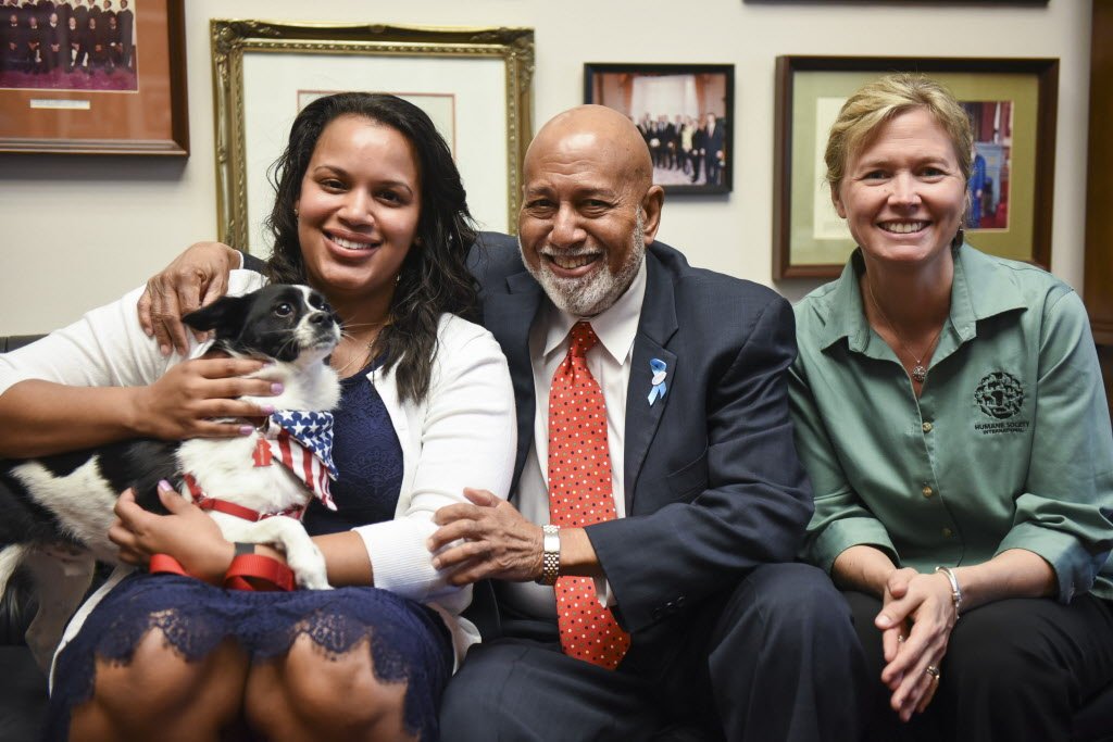 humaneworldnews's tweet photo. HSI was proud to work with @RepHastingsFL to launch a U.S Resolution condemning China's Yulin festival #StopYulin https://t.co/wqulxhfo0D