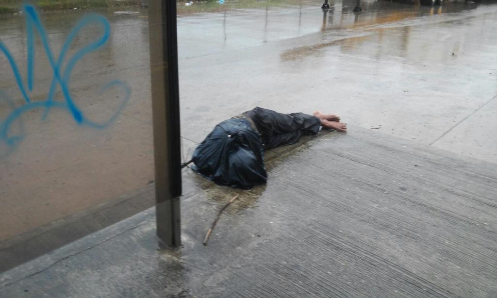 Reportan persona tirada en el suelo de la parada cerca de El Bosque en