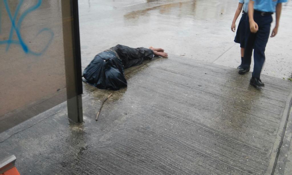 Reportan persona tirada en el suelo de la parada cerca de El Bosque en