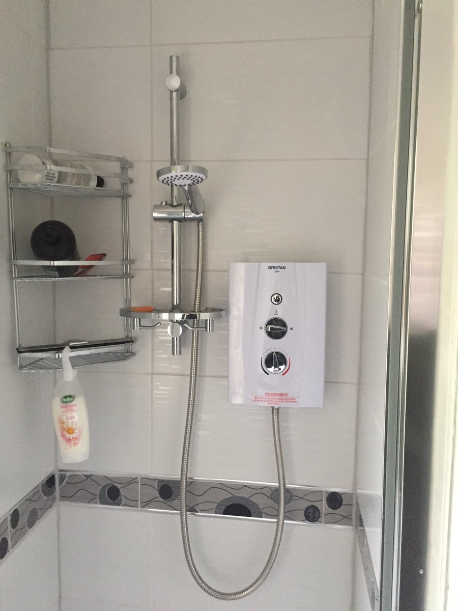 mattystabs03's tweet photo. Ensuite done very happy with it 👍🏼🚽🛁🛠🚿 https://t.co/Crhxpv85Gn