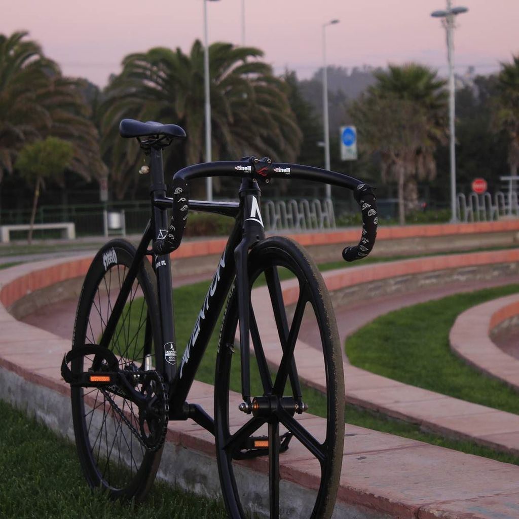 bici_triboo's tweet photo. eduardocandia / 😍🚴📷 @aventonbikes #singlespeed #instavina #instafixie #fixiegearbike #fixie #trackbike #fixie #sing… https://t.co/W4UuxqQb6Y