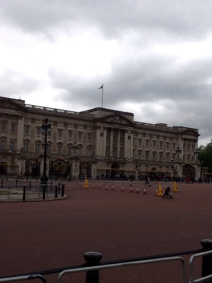 mabe_4's tweet photo. Afternoon tea with Her Majesty https://t.co/iM4CqBWDiI