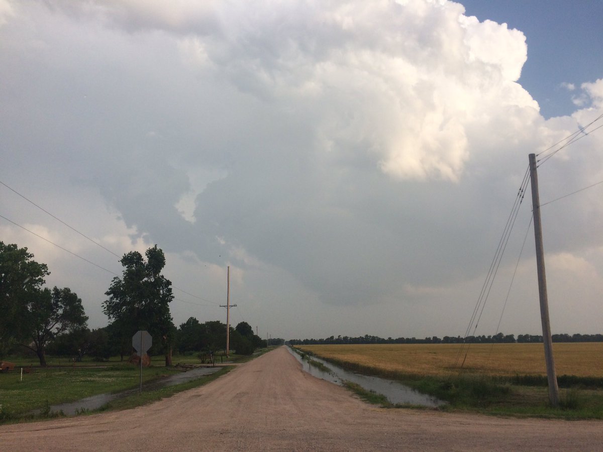 CoryHarkleroad's tweet image. Looking south hydraulic and 120th 749pm #kswx