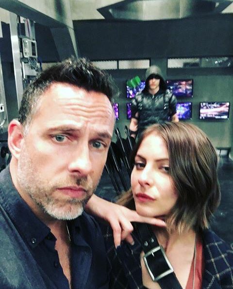 ArrowUpdates's tweet photo. 📷 - Stephen Amell, Willa Holland et James Bamford sur le tournage du 4x22 https://t.co/lU6PLeInOU
