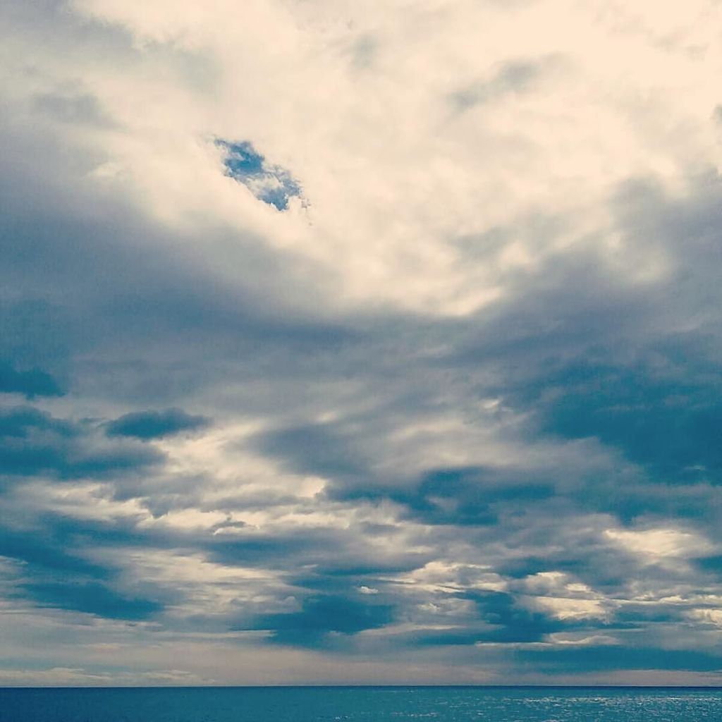 #nuvole all'orizzonte... Ma il e' sempre più #blu 🎤🎼🎧 #lagodigarda #lakegarda #lakegardaphotography #lakegardacolor…