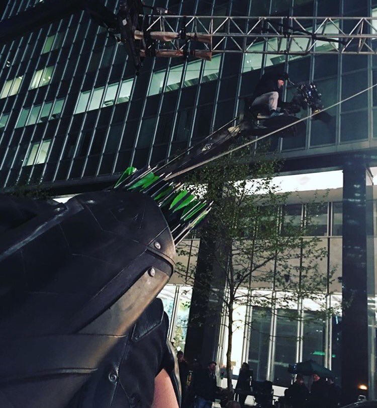 ArrowUpdates's tweet photo. 📷 - Stephen Amell et Jimmy Akingbola sur le tournage du 4x23 : https://t.co/w1Cpk5QcOM