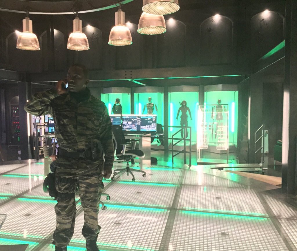 ArrowUpdates's tweet photo. 📷 - Stephen Amell et Jimmy Akingbola sur le tournage du 4x23 : https://t.co/w1Cpk5QcOM
