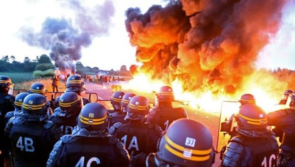 telesurenglish's tweet photo. France: Oil workers' strike forces closure of 3,000 gas stations.  https://t.co/PMCC7m7ZiW https://t.co/O2kddgpK9h